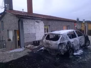 Noche accidentada en Lalín con un herido en la Rolda Leste y un coche calcinado en Soutolongo