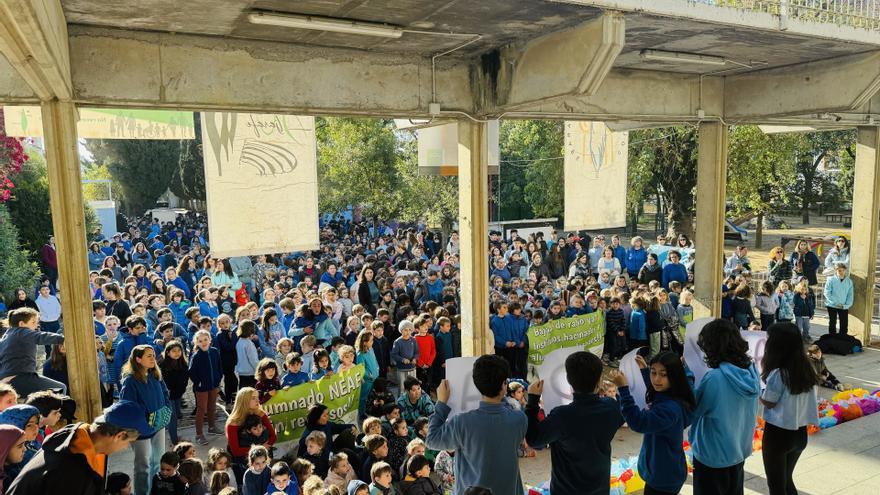 Más de mil alumnos del colegio Aljarafe protestan en demanda de una nueva aula de integración