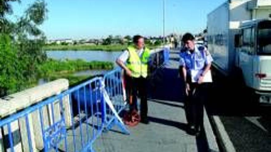 El PP pide dos rotondas y reforzar la balaustrada del puente Nuevo