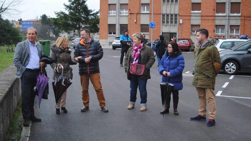 Álvaro Álvarez, Amparo Antuña y Ricardo Suárez, con los ediles Pilar Cuesta, Ana González y Pelayo Suárez, en la zona de El Castrillón de Noreña.