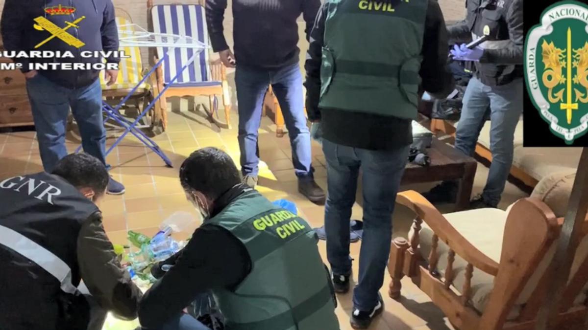 Agentes de ambos cuerpos, durante un registro