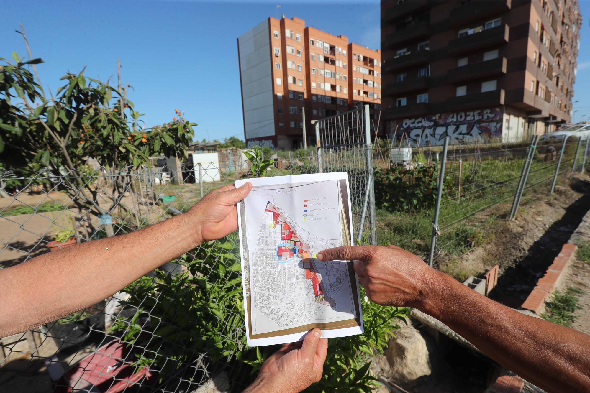 Protesta de los vecinos de Benimaclet contra el vallado de solares ocupados