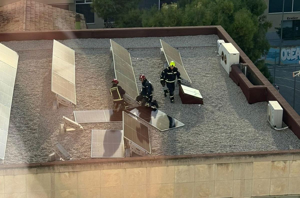 Bomberos, en un actuación por placas solares desplazadas en una cubierta de Vinaròs.