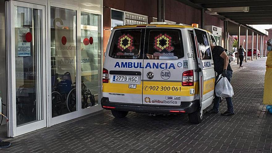 Una ambulancia, a la entrada de urgencias. | Emilio Fraile