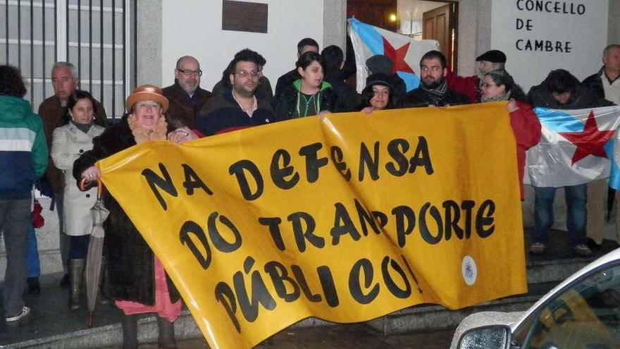 Protesta ante el Concello de Cambre por recortes en el bus, en 2014.