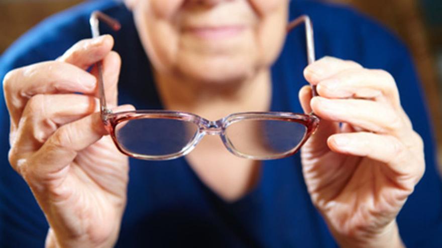 Una mujer, con unas gafas en las manos. |  // LOC