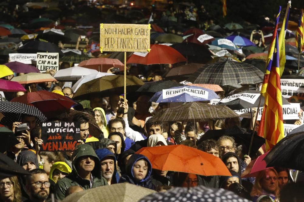 Multitudinària concentració a Girona per protestar contra la sentència del procés