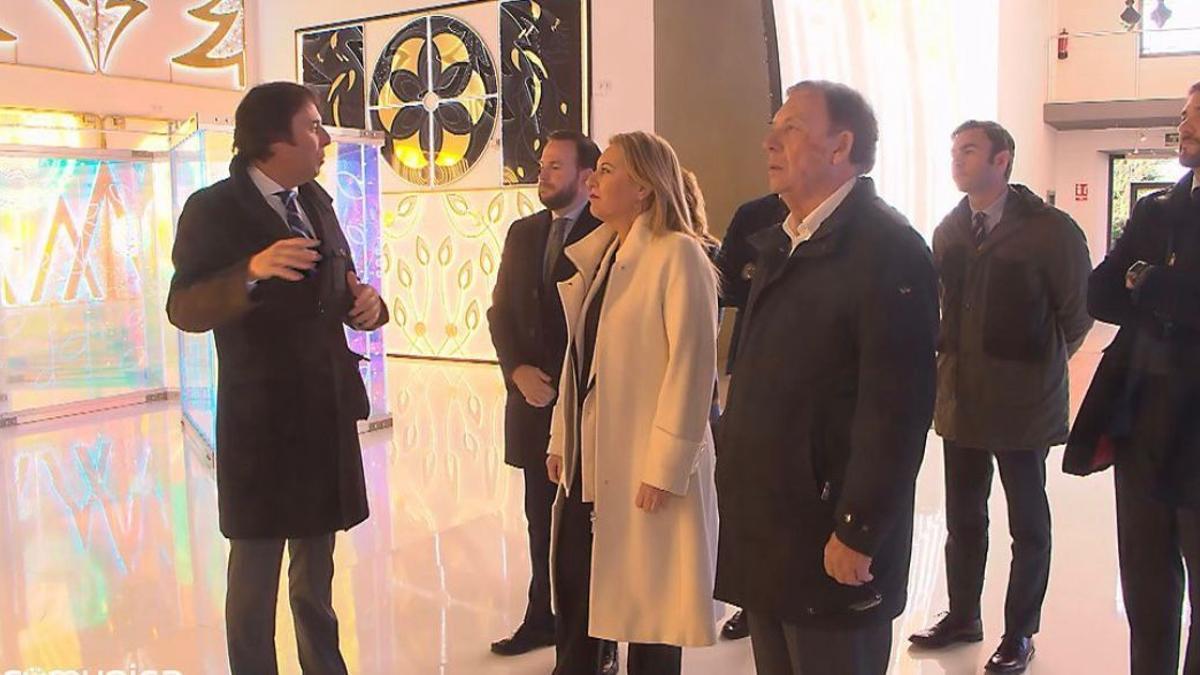 La consejera, durante su visita a Iluminaciones Ximénez en Puente Genil.