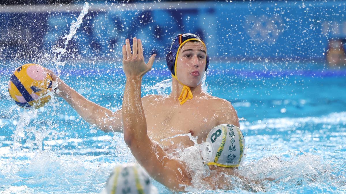 El jugador español Álvaro Granados ante la defensa del australiano Jacop Mercep (delante) durante el partido de waterpolo de los Juegos Olímpicos de París 2024