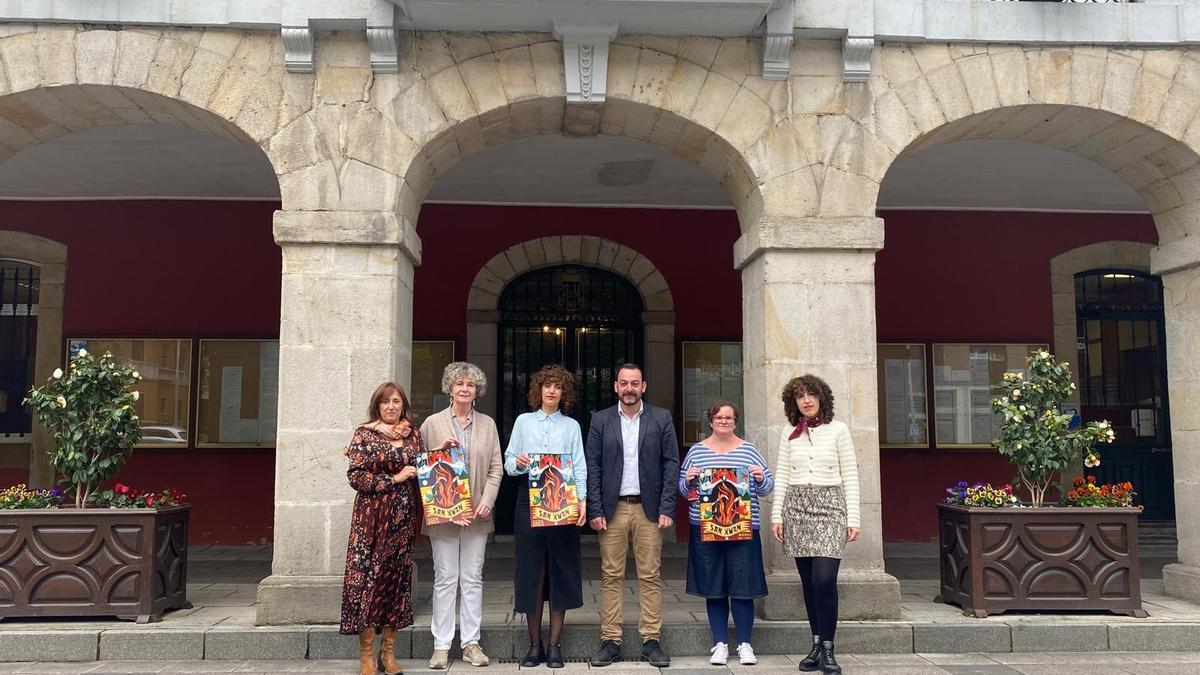 Por la izquierda, Nuria Ordóñez, Belén Alonso, Rocío Antela, Manuel Ángel Álvarez, Beatriz Florez y Nuria Rodríguez, en la presentación del cartel.