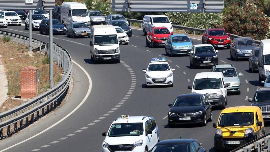 Tráfico intenso en una carretera de Málaga, a mediados de agosto.