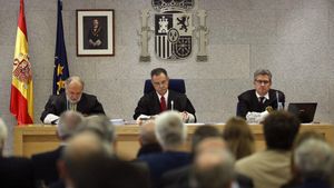 GRA093. SAN FERNANDO DE HENARES (MADRID), 04/10/2016.- El presidente del tribunal, Ángel Hurtado (c), junto a los magistrados José Ricardo de Prada (d) y Julio de Diego (i), durante el primer macrojuicio de la trama Gürtel, que sienta en el banquillo a 37 acusados, entre ellos Luis Bárcenas y varios exalcaldes y consejeros del PP, por la actividad de la red mafiosa liderada por Francisco Correa entre 1999 y 2005, que ha comenzado hoy en la sede de la Audiencia Nacional de San Fernando de Henares. EFE/Chema Moya ***POOL***