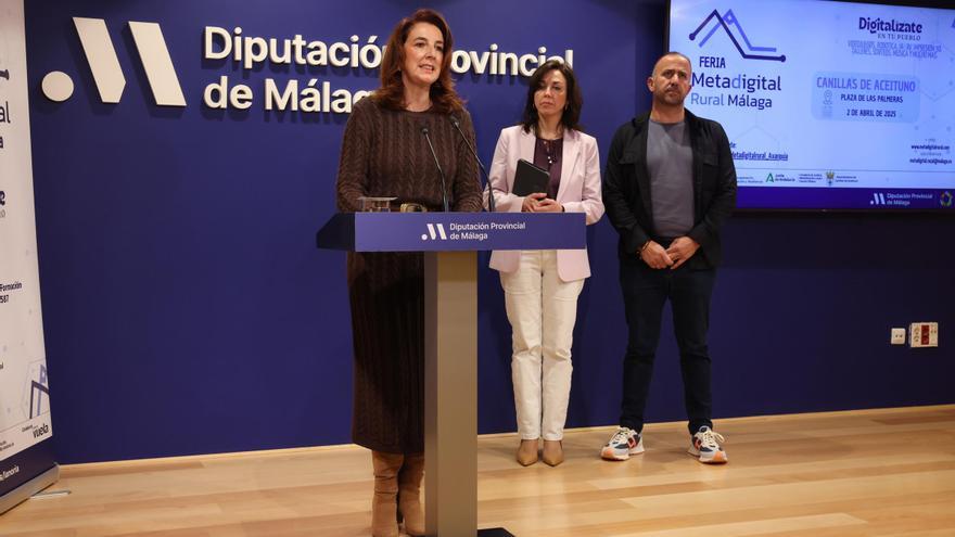 La diputada Antonia Ledesma junto a María Luisa Ceballos, secretaria general de la Consejería de Justicia, Administración Local y Función Pública de la Junta de Andalucía, y Vicente Campos, alcalde de Canillas de Aceituno.