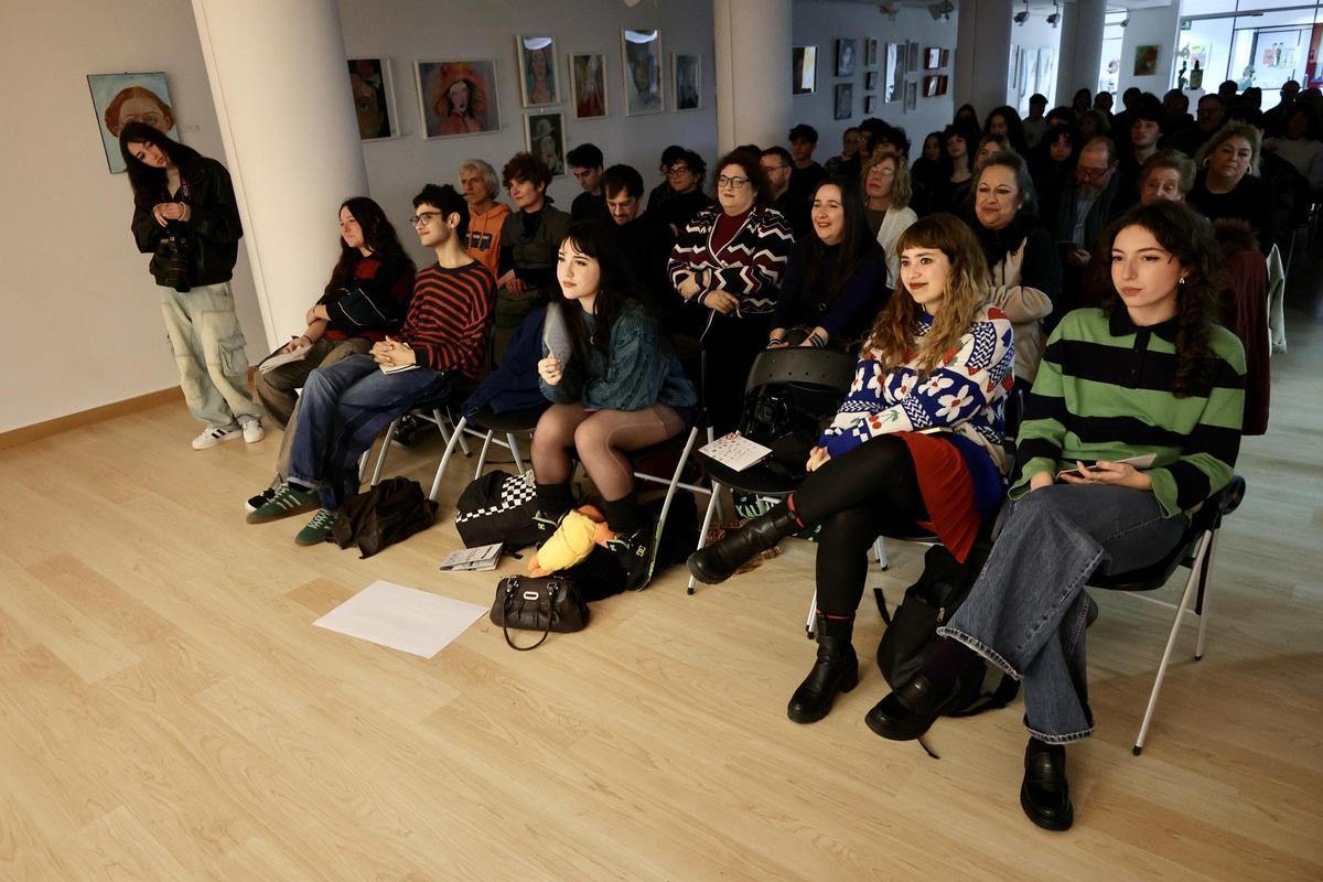 Inés Belmonte y los cuatro poetas presidieron las filas del público