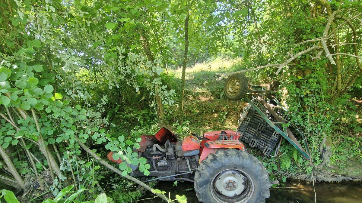 El tractor del homnre que falleció en Las Regueras al caer al río tras volcar