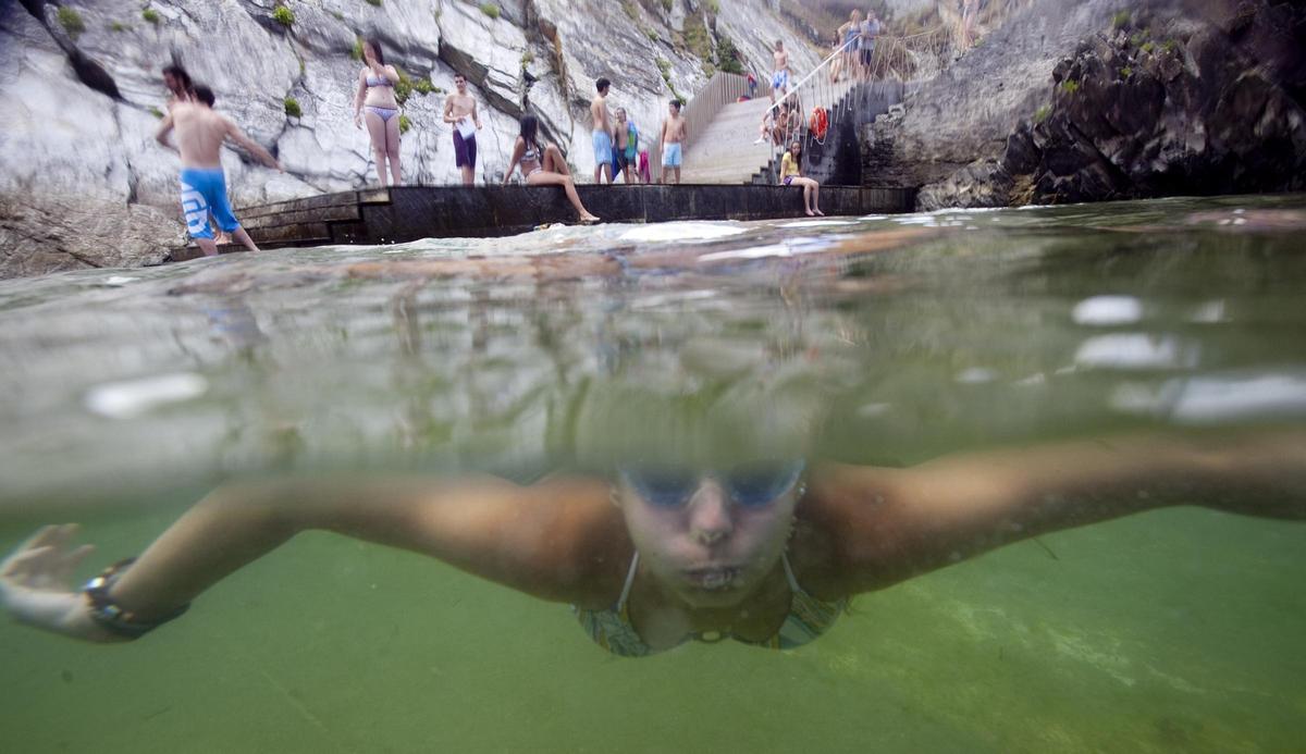 Una bañista en la piscina de agua natural de Tapia