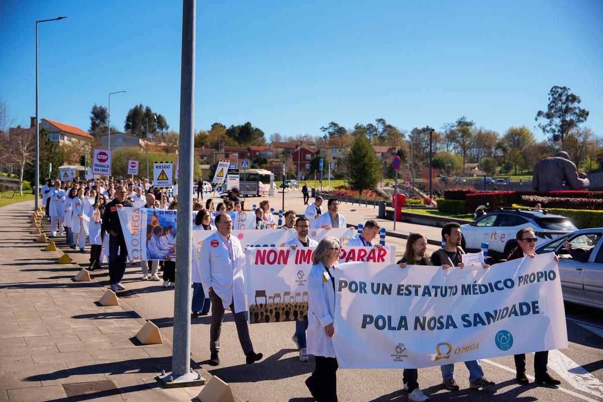 Concentración de médicos por el inicio de una nueva semana de huelga en todos los niveles asistenciales, al aro cunqueiro, vigo