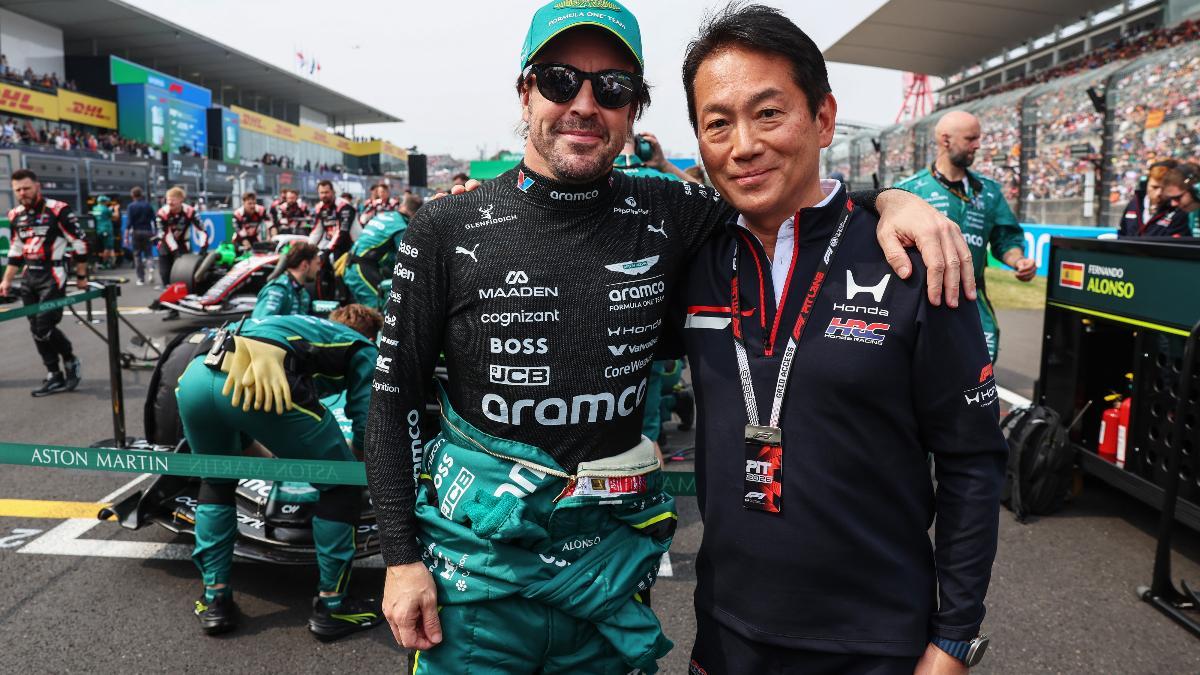Fernando Alonso y el presidente de Honda Racing Corporation, Koji Watanabe, durante el GP de Japón, en Suzuka