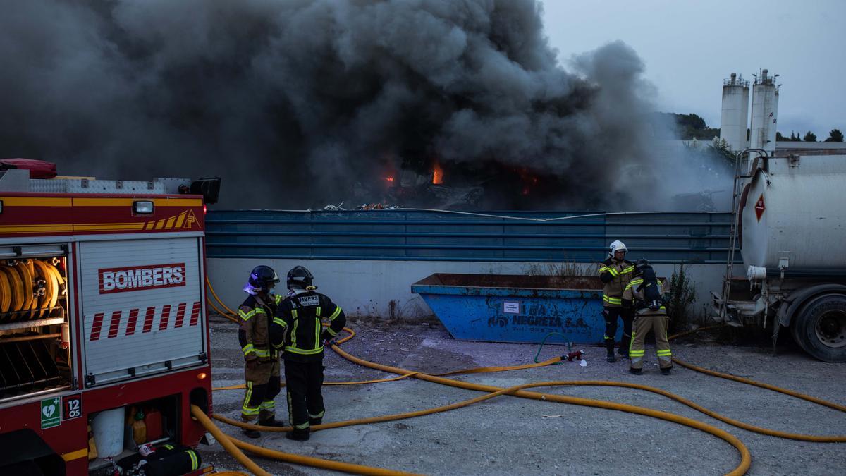 Declarado un fuego en el desguace de Ca Na Negreta