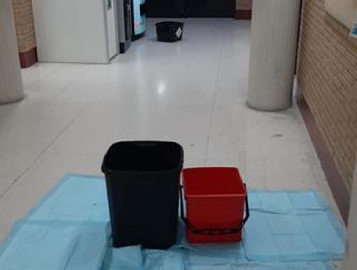 Cubos frente a las goteras en el centro de salud Luis de Toro de Plasencia.