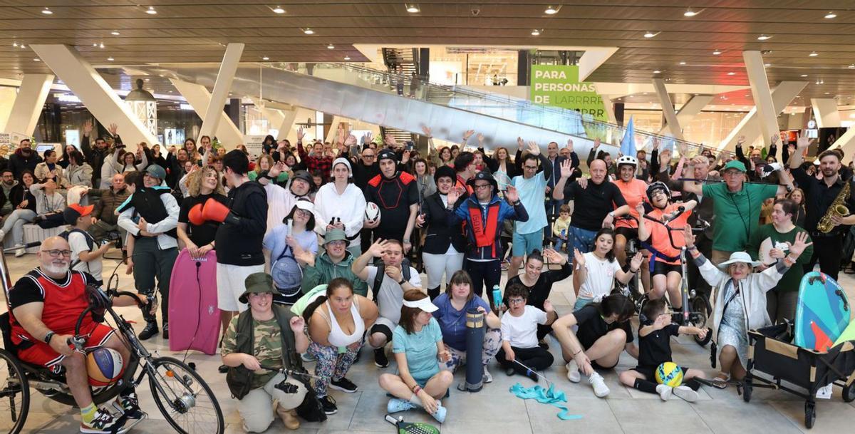Foto de familia de participantes en el desfile inclusivo de Down Vigo, ayer en Vialia. |  José Lores