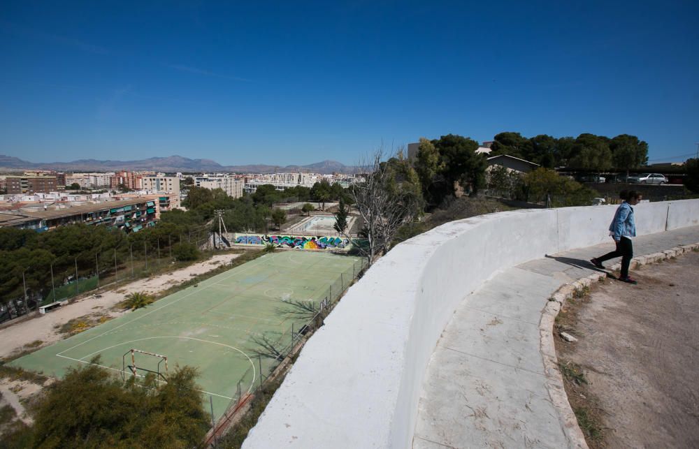 Instalaciones deportivas abandonadas en el Tossal