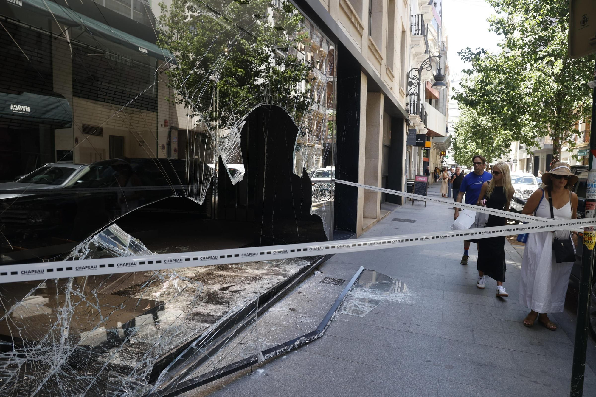 Así ha quedado la tienda Chapeau, en València, tras el alunizaje