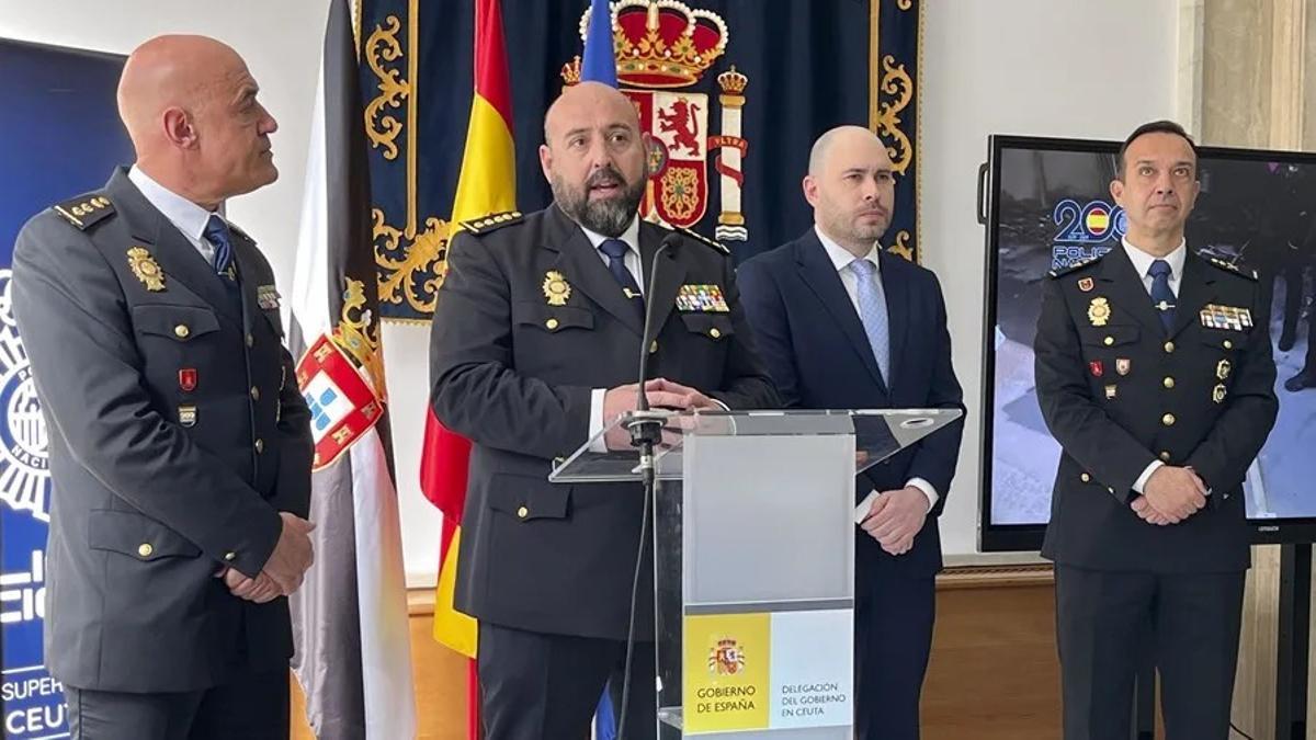 El jefe de la UDYCO Central, el comisario principal Antonio Martínez Duarte (2i), acompañado del Delegado del Gobierno en Ceuta Miguel Ángel Pérez Triano (2d)