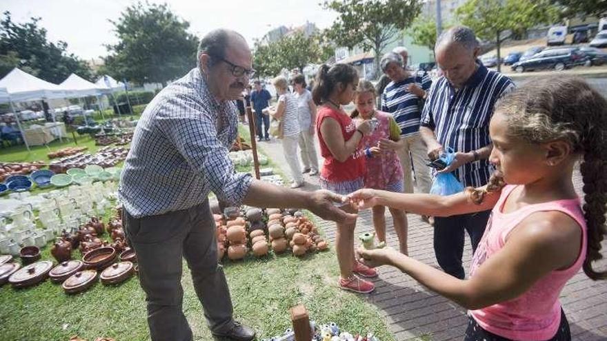 Puestos de la feria Alfaroleiros que se celebra en Santa Cruz.