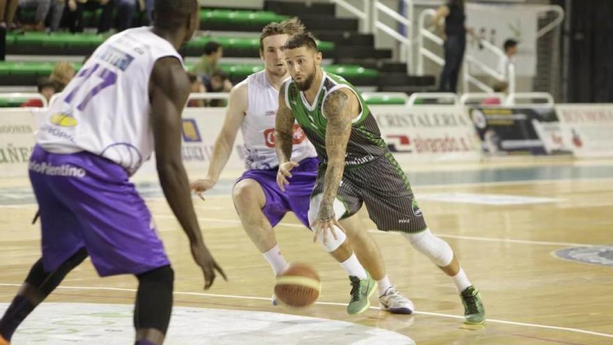 Ben Mockford bota el balón durante un partido del pasado curso con el Cáceres.