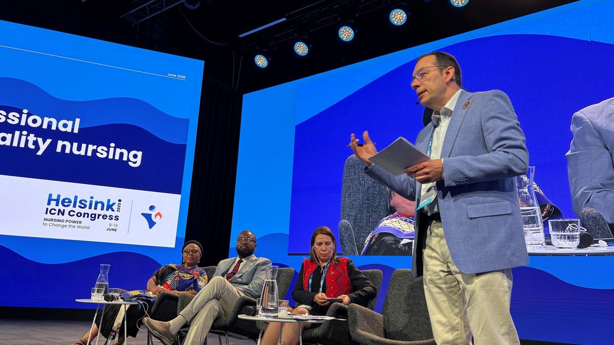José Luis Cobos pronuncia su discurso ante el aforo del congreso internacional de enfermería en Helsinki (Finlandia).