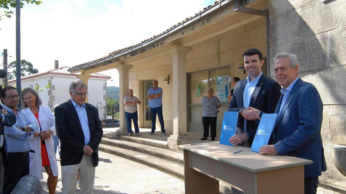 A la derecha, el conselleiro de Sanidade y el regidor estradense en el centro de salud de Oca tras acordar su mejora delen el centro de salud de oca