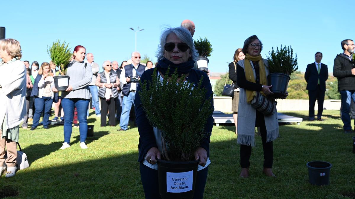 Mamen, la tía de Ana María, la niña de 7 años que falleció en la riada, ha plantado un arbusto en su recuerdo.