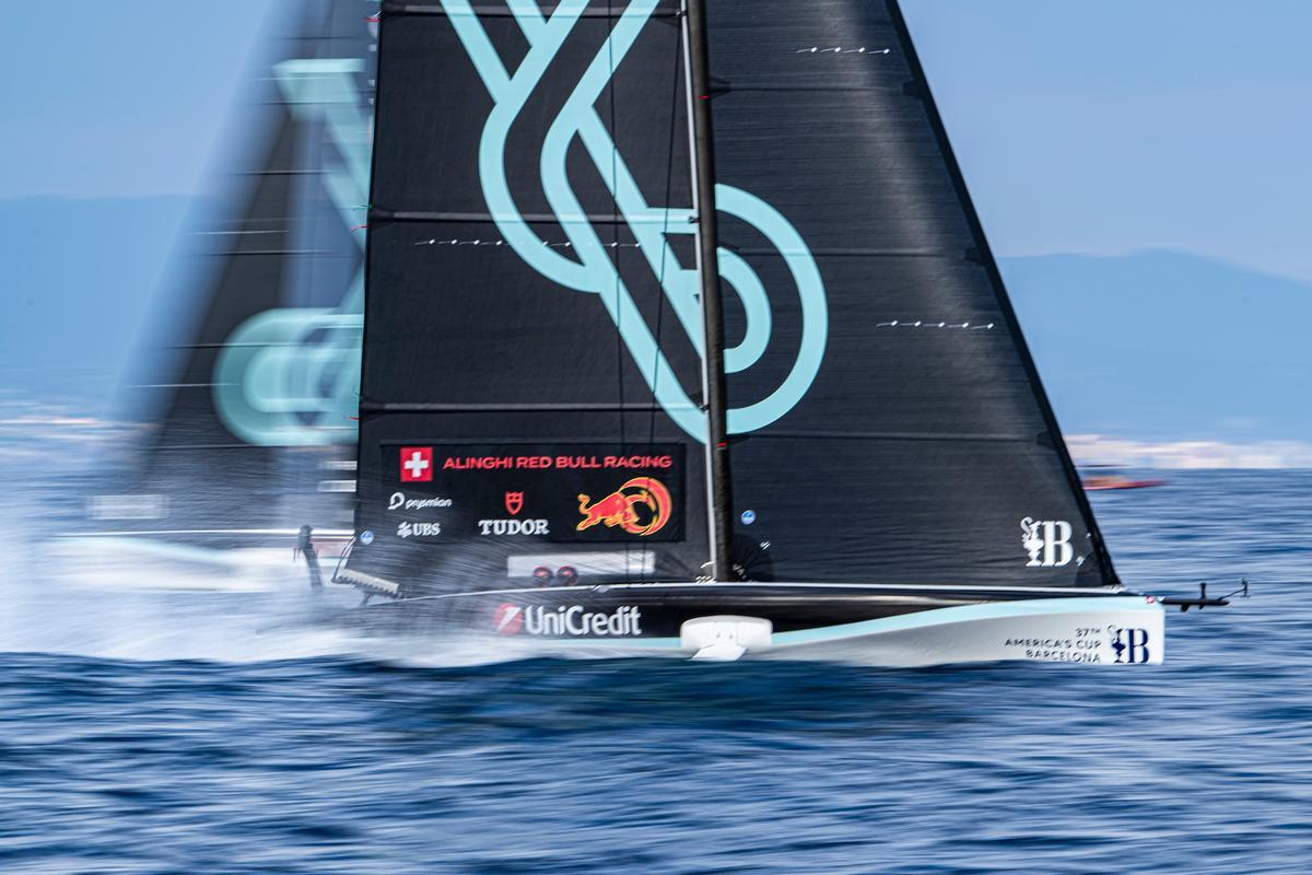 El AC40 del equipo suizo de la Unicredit Youth America's Cup compite este martes en Barcelona.