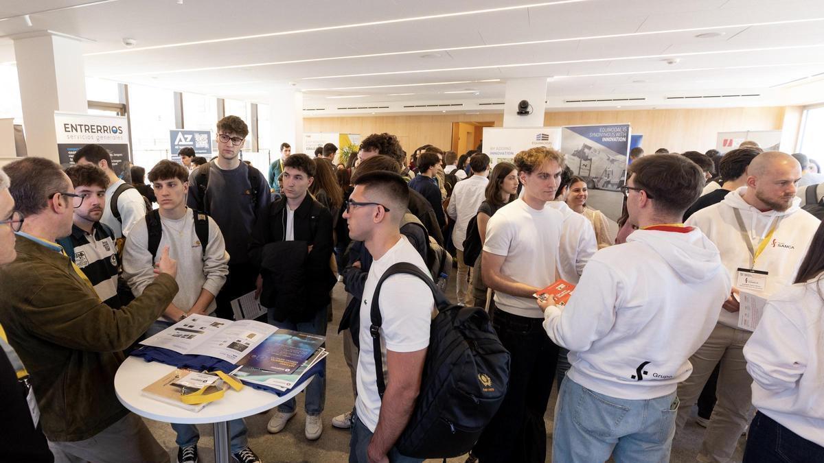 La cuarta edición de la Feria de Empleo para Ingenieros Industriales ha reunido este martes a casi un centenar de estudiantes.