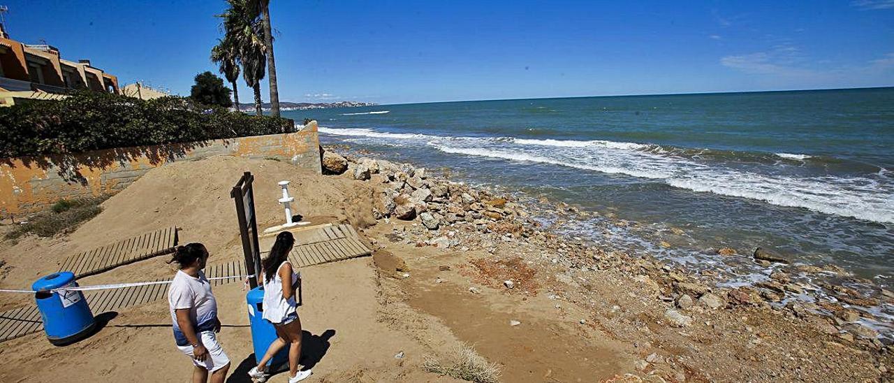 La playa de la Goleta de Tavernes de la Valldigna, arrasasada tras el temporal que la azotó el pasado domingo.