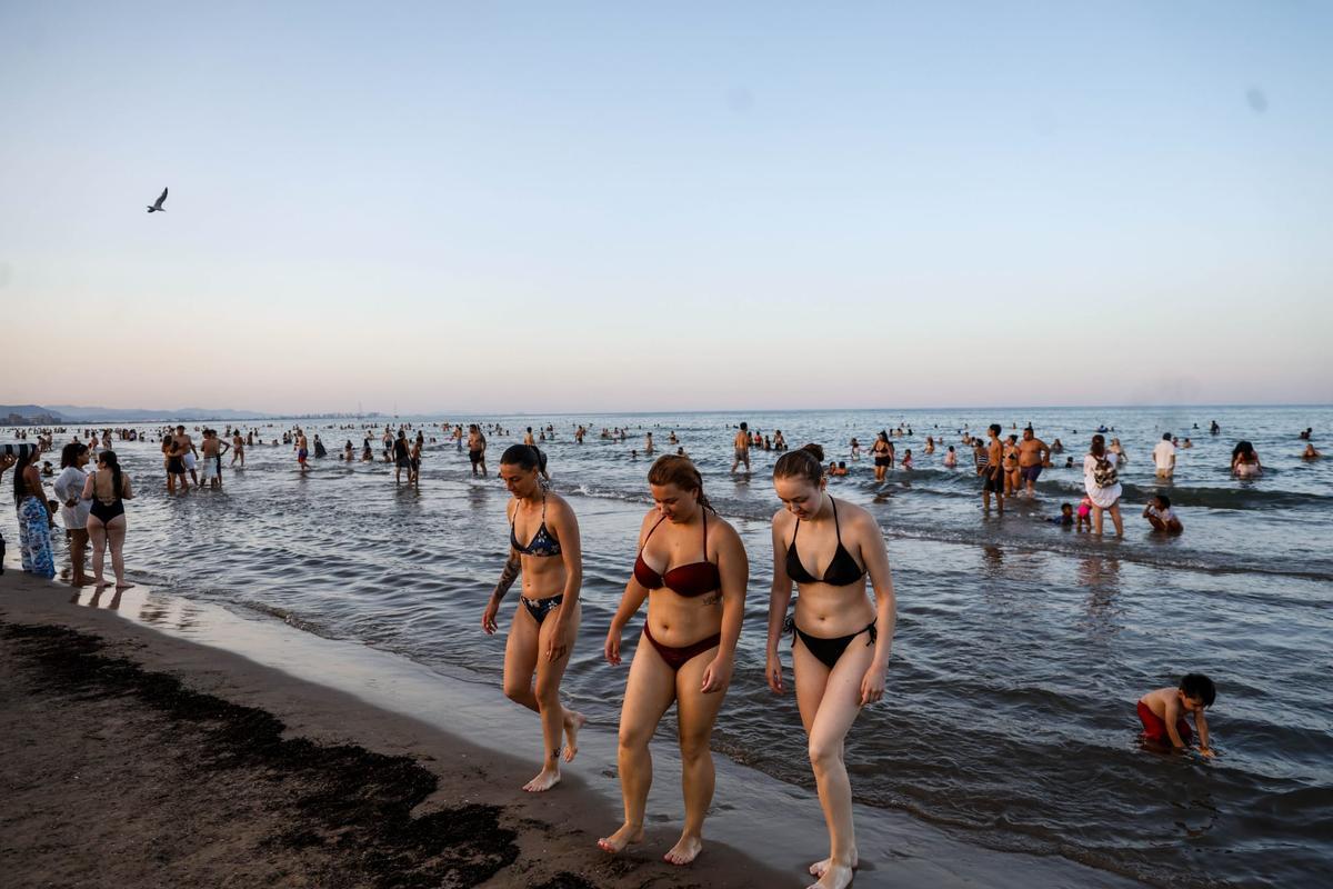 Todas las fotos de una noche de San Juan sofocante en las playas de València