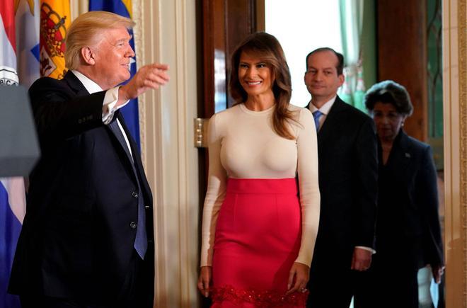 Melania Trump con falda midi rosa