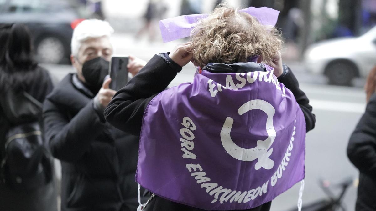 Una mujer participa en una manifestación convocada por el Movimiento Feminista de Bilbao