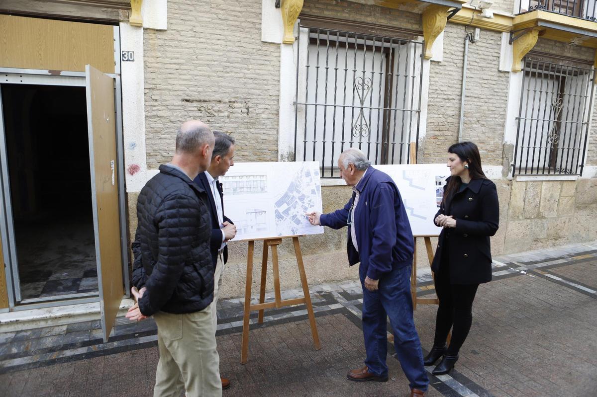 Uno de los promotoes explica el proyecto a Fulgencio Gil y María Hernández, edil de Urbanismo.