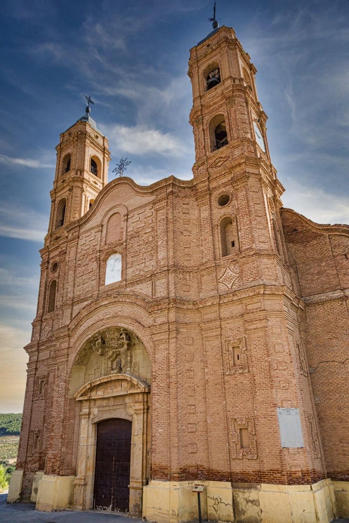 Iglesia de Nuestra Señora de La Asunción de Munébrega con sus dos torres gemelas.