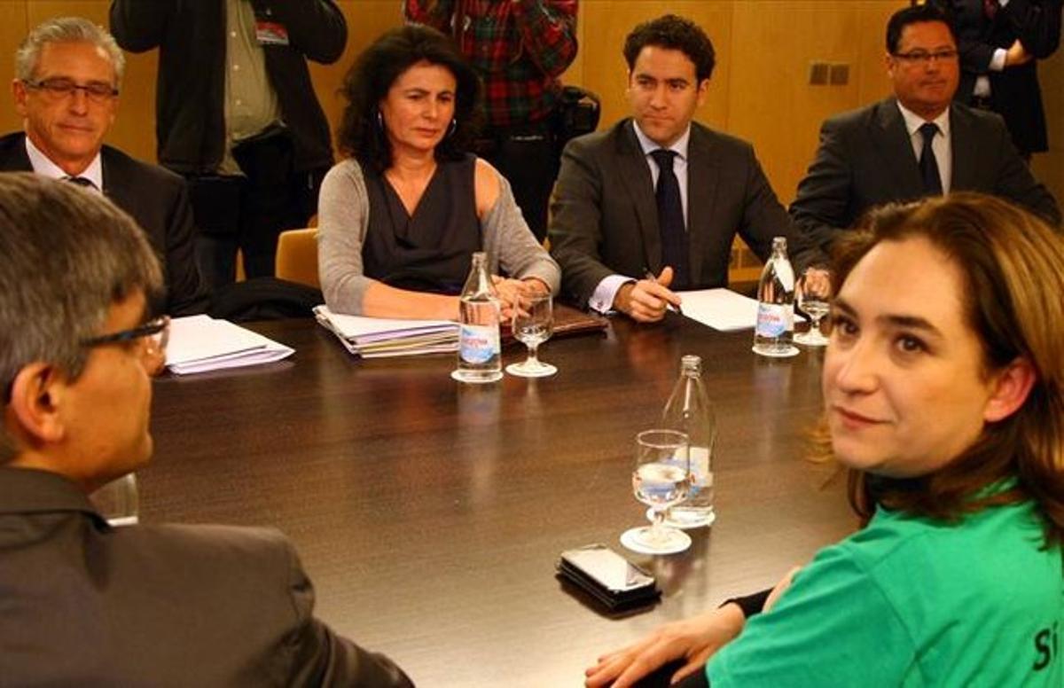 Ada Colau y otros activistas de la PAH, reunidos con la dirección del Grupo Popular en el Congreso. Ada Colau y otros activistas de la PAH, reunidos con la dirección del Grupo Popular en el Congreso.
