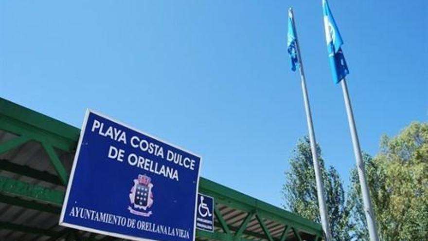 Las playas de Orellana y Cheles revalidan su bandera azul para este año