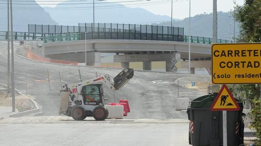 Los operarios ya han echado la primera capa de aglomerado, como paso previo para asfaltar la calzada del puente de Tiñosa.