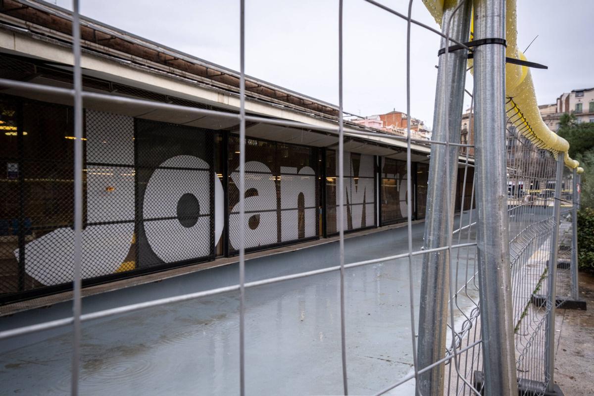 El estanque, aún vallado, durante el proceso de rellenado.