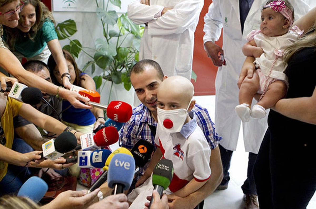 Antonio, el nen granadí de 6 anys que és el tercer cas a Espanya de curació d’una malaltia hereditària gràcies al trasplantament de cèl·lules mare, amb els seus pares després de rebre l’alta de l’hospital, a Sevilla.