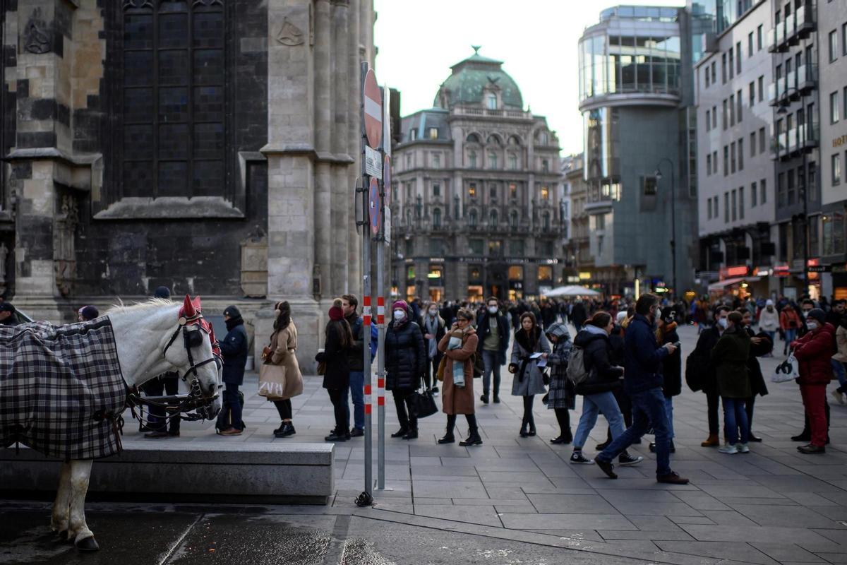 Vienna (Austria), 19/11/2021.- People queue outside the Saint Stephen's Cathedral to receive a COVID/19 vaccine jab in Vienna, Austria, 19 November 2021. Austrian Chancellor Alexander Schallenberg announced a mandatory vaccination against the SARS-CoV-2 coronavirus by February 2022, and a general nationwide lockdown to stem the ongoing pandemic of COVID-19 starting 22 November. (Viena) EFE/EPA/CHRISTIAN BRUNA