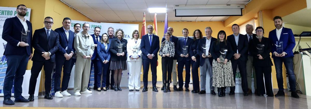 Foto de familia de las empresas distinguidas en el ‘Encuentro Prear’. | | JUAN CARLOS CAVAL
