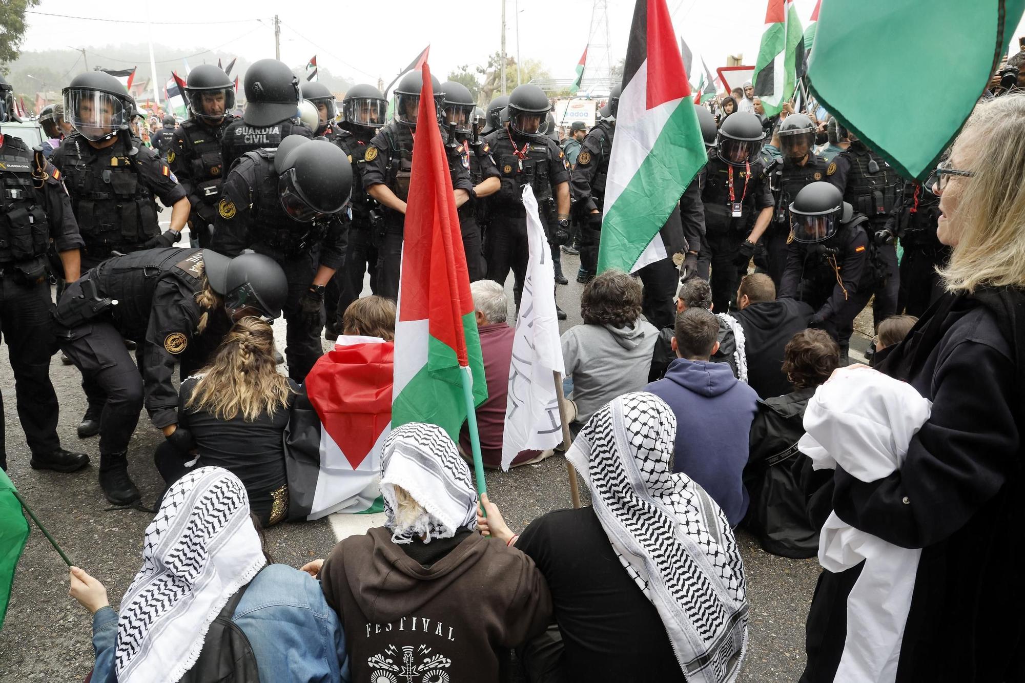 Concentraciones contra el equipo de Israel por el genocidio en Palestina durante el paso de La Vuelta por la provincia de Pontevedra