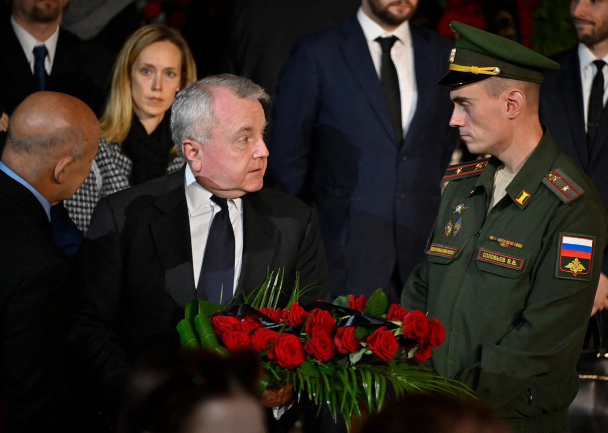 El embajador de Estados Unidos en Rusia, John Joseph Sullivan (L), asiste a un servicio conmemorativo de Mikhail Gorbachev, el último líder de la Unión Soviética, en el Salón de Columnas de la Cámara de los Sindicatos en Moscú.